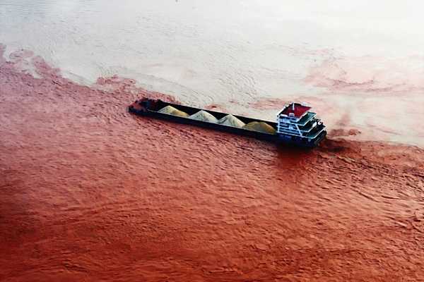 Ship travels through the red Yangtze